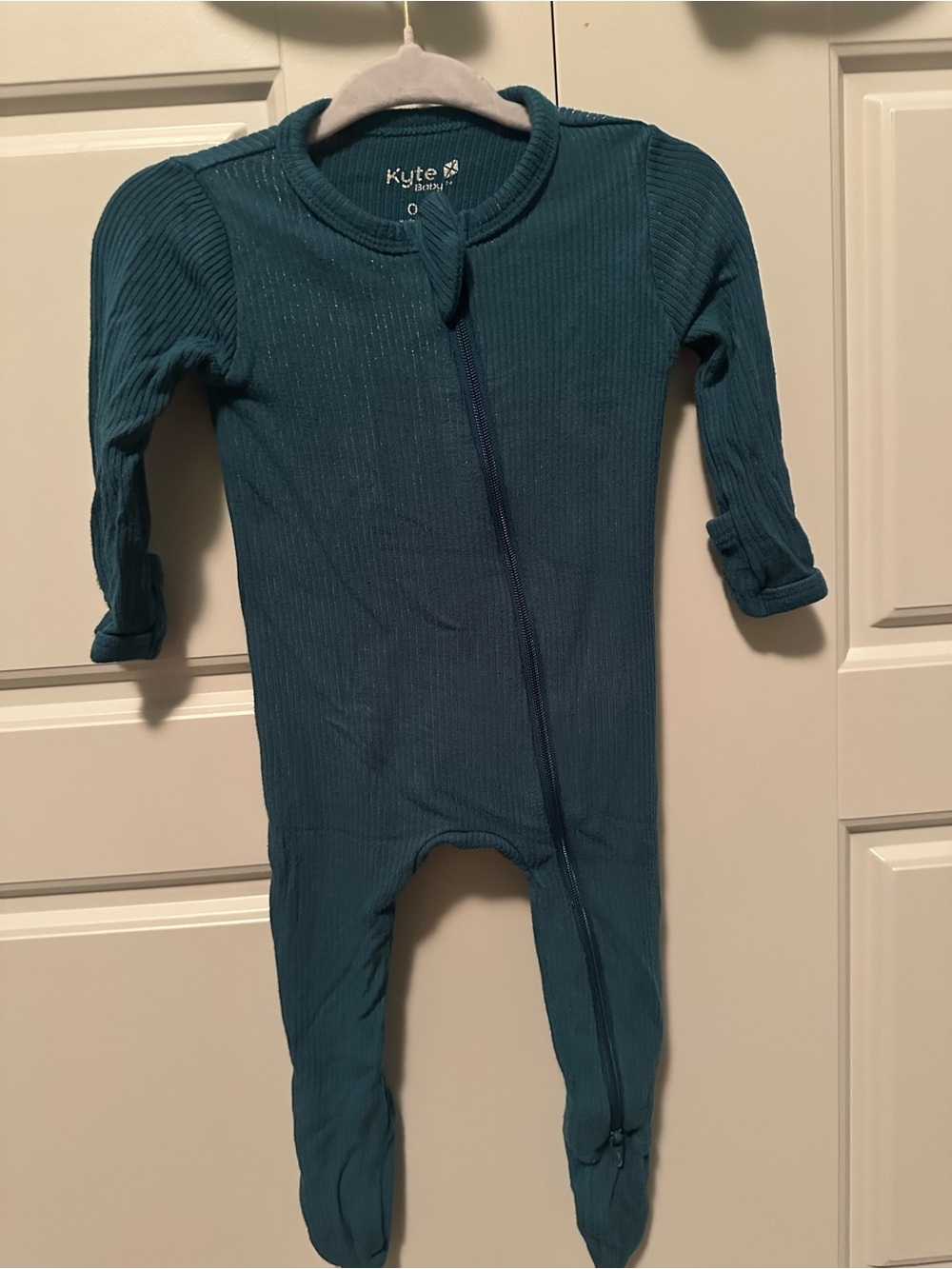 Kyte baby footie zipper pajamas in Loch size 0-3 months
